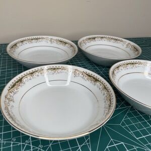 Set of 4 Signature‎ Collection Queen Anne Berry Bowls 5 1/2" GREAT CONDITION